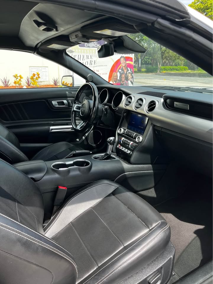 2022 Ford Mustang — photo 8